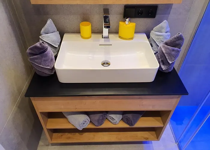 Leontina - With Air Conditioning And Summer Card Apartmán